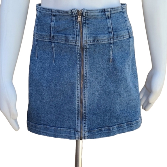 FREE PEOPLE VIRGO Front Zip Jean Skirt 27 Mini Indigo Blue Light Wash Denim - Picture 4 of 14